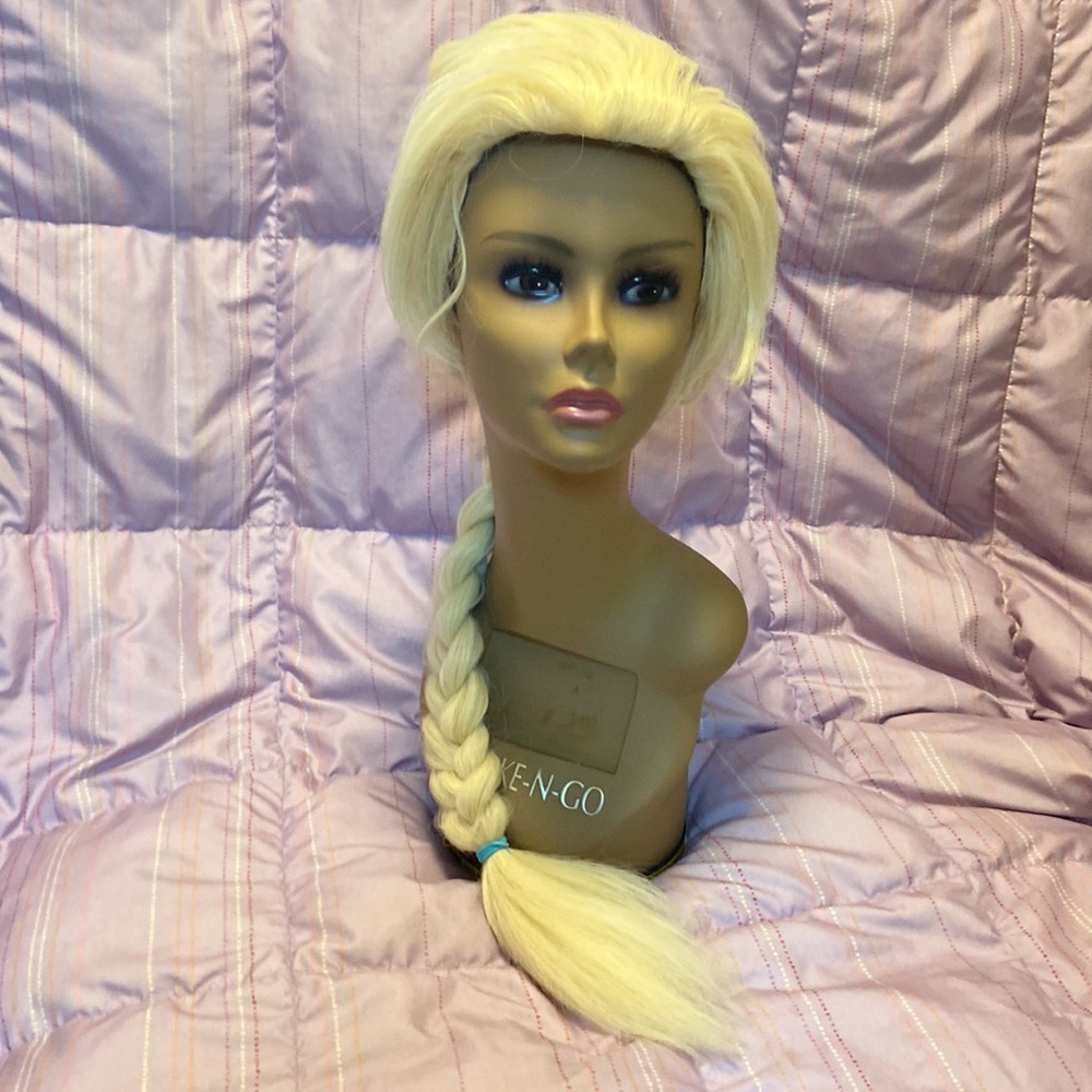 Elsa Wig - Picture 2 of 5